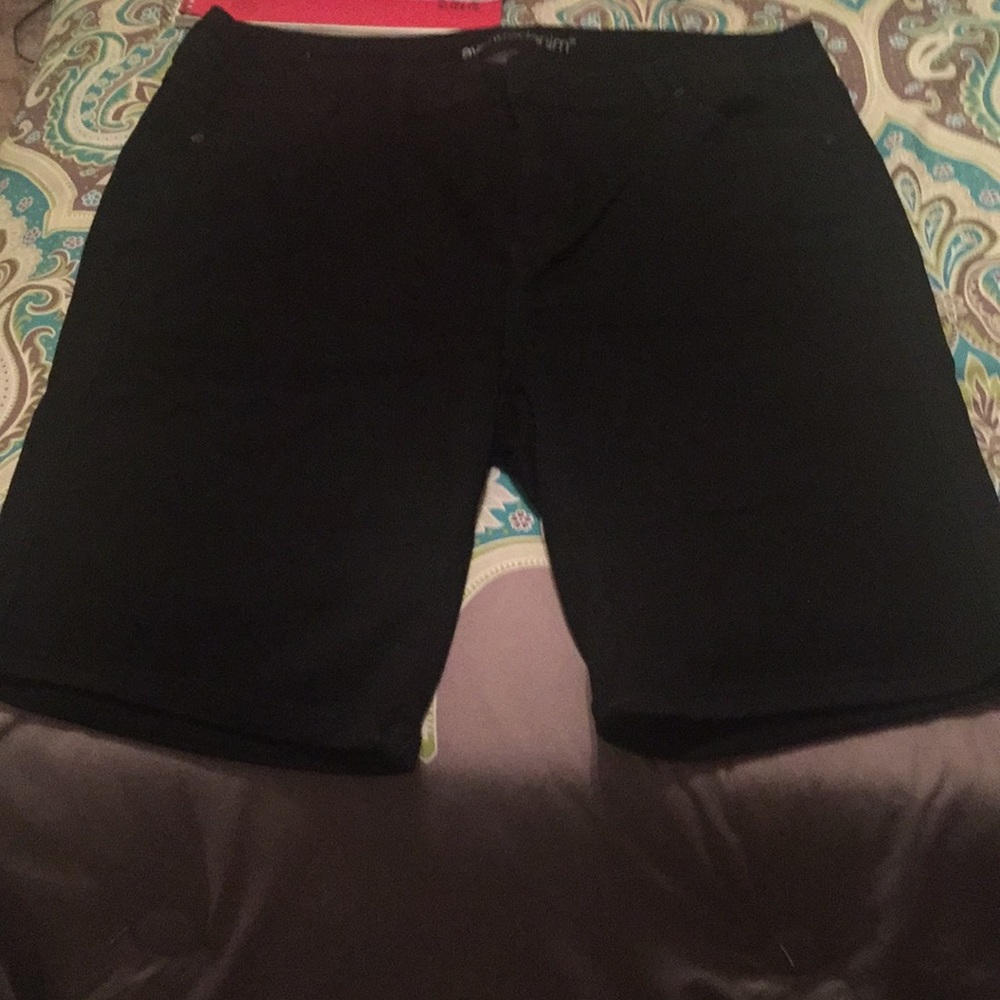 Avenue size 16 black Bermuda shorts